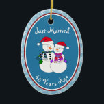 45e Jubileum Sneeuwpaar Kerstmis Keramisch Ornament<br><div class="desc">Ons feestelijk sneeuwstel is gekleed voor koud weer in hun gebarenteerde sjaals, coördinerend mitters en de rode kerstman. Fun 'Just Married' bericht hoe lang je beroemde familie of vrienden getrouwd zijn. Voeg hun namen toe en de jaardatum van de verjaardag om een perfecte hoepenaamd te maken zal het herdenkingskoppel nog...</div>