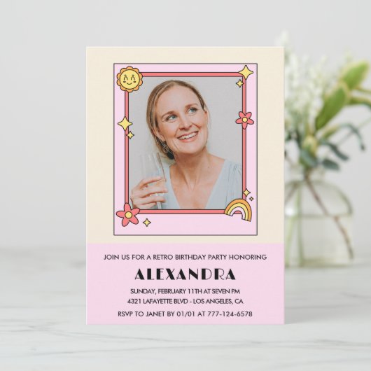 45e verjaardag uitnodiging Retro Groovy Pink Flowe (Staand voorkant)