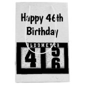 46th Birthday Black Odometer Medium Cadeauzakje (Voorkant)