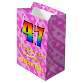 47e verjaardag: vuurroze hartstrepen; regenboog 47 medium cadeauzakje (Voorkant Gekanteld)