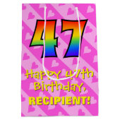 47e verjaardag: vuurroze hartstrepen; regenboog 47 medium cadeauzakje (Achterkant)