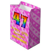 47e verjaardag: vuurroze hartstrepen; regenboog 47 medium cadeauzakje (Achterkant Gekanteld)