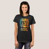 49e verjaardag 49 jaar Geweldige sinds juni 1973 V T-shirt (Voorkant volledig)