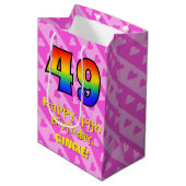 49e verjaardag: vuurroze hartstrepen; regenboog 49 medium cadeauzakje (Voorkant Gekanteld)