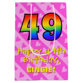 49e verjaardag: vuurroze hartstrepen; regenboog 49 medium cadeauzakje (Achterkant)