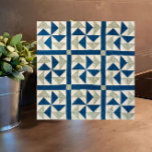 4.25" Blauw Wit Pinwheel Patchwork Quilt Patroon Tegeltje<br><div class="desc">Deze sierlijke blauw-witte keramische tegel heeft een patchwork quiltpatroon van de Amerikaanse vakman Ira Blount. Voeg rustieke charme toe aan uw keuken, badkamer, aanrecht, backsplash of andere betegelde ruimte. Het is ook een geweldige trivet. Traditioneel met geometrische vormen die eigentijds aanvoelen, zal deze tegel een unieke touch aan uw huis...</div>