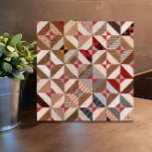 4.25" Elegant Patchwork Quilt  Patroon Tegeltje<br><div class="desc">Deze sierlijke keramische tegel heeft een prachtig patchwork quiltpatroon in kleurrijke tinten van roze/koraal en taupe. Gezellige charme en originaliteit voor uw keuken, badkamer, aanrecht, backsplash of andere betegelde ruimte. Het is ook een geweldige trivet. Een rustiek, antiek motief met een uitgesproken moderne, grafische uitstraling. Geschikt voor het landhuis of...</div>