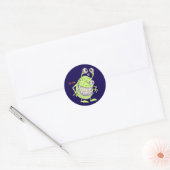 4 eyed green alien monster ronde sticker (Envelop)