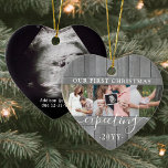 4 Foto Zwangerschap 1e mas Gray Faux Hood Heart Keramisch Ornament<br><div class="desc">Viel het kostbare geschenk van je jongste familielid met een stijlvol, vierfotocollage, hartvormig ornament van keramiek. Genderneutraal ontwerp met grijze faux-houten grens is geschikt voor een nieuwe baby of meisje. Woorden en afbeeldingen op deze sjabloon zijn eenvoudig te personaliseren. (AFBEELDING PLACEMENT TIP: Een gemakkelijke manier om een foto precies te...</div>