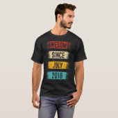 4 jaar oud Geweldige sinds juli 2018 4e verjaardag T-shirt (Voorkant volledig)