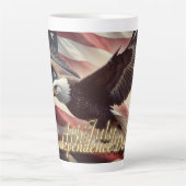 4 juli adelaar met Amerikaanse vlag Latte Mok (Voorkant)