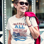 4 juli Alle amerikaanse grootmapatriottische famil T-shirt<br><div class="desc">Vierde juli met dit patriottische T-shirt met de tekst "All American oma" in rode en lichtblauwe retro-achtige lettertypen boven de iconische Amerikaanse sterren en strepen vlag. Deze T-shirt is eenvoudig aan te passen aan de jouw naam en is perfect voor elke 4de juli-feest- of familiereünie, of zelfs om je toewijding...</div>