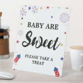 4 juli baby zijn lieve baby shower gunst reclamebord met voetstuk (Insitu)