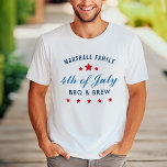 4 juli BBQ en BW Custom Family Reunion T-shirt<br><div class="desc">De stijlvolle 4 van de shirten van Juli kunnen volledig-gepersonaliseerd voor uw speciale gebeurtenis zijn. Het ontwerp kenmerkt klassieke marine,  rode,  witte,  en blauwe kleuren met steraccenten.</div>