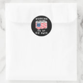 4 juli Drink - Werken aan mijn sixpack Ronde Sticker (Tas)