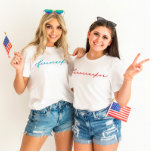 4 juli Firecracker Minimalist Blue Script T-shirt<br><div class="desc">Als je van dit ontwerp houdt,  kijk dan eens naar ons Al Amerikaans Collectie! We voegen altijd dagelijks nieuwe design toe!</div>