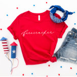 4 juli Firecracker Minimalist White Script T-shirt<br><div class="desc">Als je van dit ontwerp houdt,  kijk dan eens naar ons Al Amerikaans Collectie! We voegen altijd dagelijks nieuwe design toe!</div>