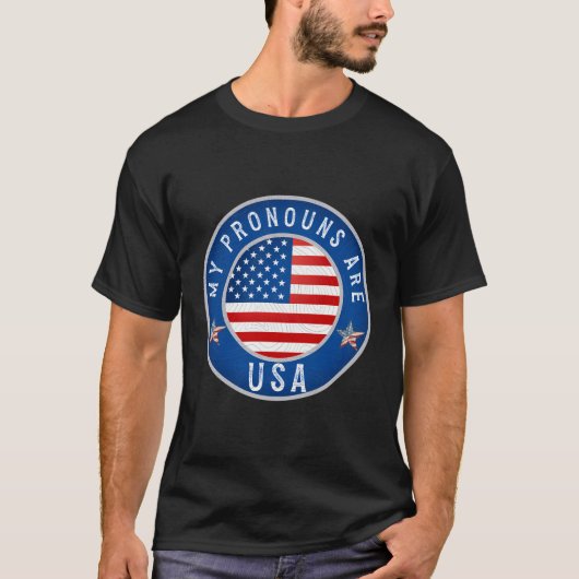 4 juli Grappig Mijn voornaamwoorden zijn USA Flag  T-shirt (Voorkant)