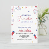 4 juli Kleine Firecracker 1e Twin Verjaardag Kaart (Staand voorkant)