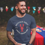 4 juli Matching Family Seafood Boil Custom T-shirt<br><div class="desc">Het is weer hier. Het jaarlijkse zomerfeest dat je van plan bent voor de hele familie om te hangen, te eten en te drinken. Herinnering dit jaar met een bijpassend familieontwerp zodat de foto er perfect uitziet en het geheugen jaren en jaren behoudt. Voeg je familiedetails toe door hierboven op...</div>