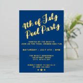 4 juli Pool Party Blauw Elegant Script Folie Uitnodiging (Staand Voorkant)