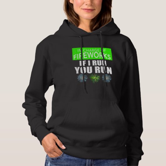 4 juli volwassenen belast met vuurwerk als ik loop hoodie (Voorkant)