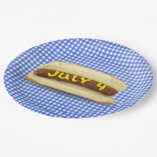 4 juli warme hond over Bord van gingham-papier (Gekanteld)