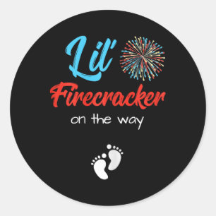 4 juli Zwangerschap Shirt Lil' Firecracker op de Ronde Sticker
