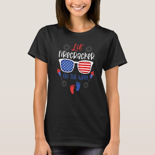 4 juli Zwangerschapsuites Lil' Firecracker op T-shirt (Voorkant)
