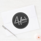 4 maanden Klassieke ronde Sticker (Envelop)