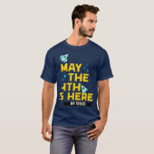 4 mei is hier mijn vriendin t-shirt (Voorkant volledig)