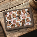 4 Photo Collage - funky honingraat hexagonpatroon Drievoud Portemonnee<br><div class="desc">Gebruik uw foto's SQUARE voor de beste resultaten! Een gek patroon met je favoriete foto's en optionele tekst. Om de achtergrondkleur te veranderen - klik op het pas aan of geavanceerde ontwerpgebied, en kies een kleur in de kleurenplukker. Voeg uw afbeeldingen en momentopnamen toe aan deze filmstrip voor een leuke...</div>