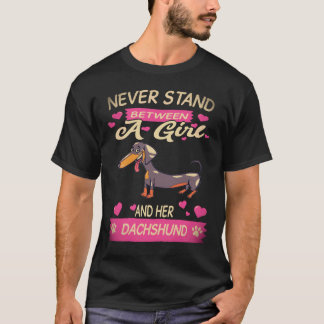 4 Sta nooit tussen een meisje en haar dachshond T-shirt