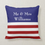 4de juli Wedding Pillow Kussen<br><div class="desc">De naam van het nieuwe paar siert deze rode, witte en blauwe kussen, waardoor het een geweldig accessoire is voor de liefdadigheidstafel, of nieuw huis.</div>