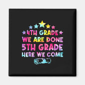 4e graad Afstuderen Tie Dye 5e graad Hier komen we Magneet (Voorkant)