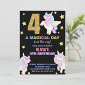 4e Rainbow Unicorn Verjaardag Uitnodigingen Vliege (Staand voorkant)