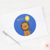 4e verjaardag leeuw voeg de naam blauw toe ronde sticker (Envelop)