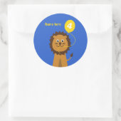 4e verjaardag leeuw voeg de naam blauw toe ronde sticker (Tas)