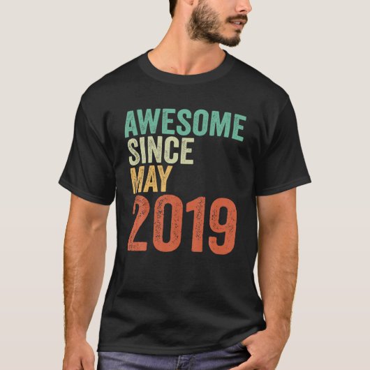 4e verjaardag van de gierbeestjes Geweldige sinds T-shirt (Voorkant)