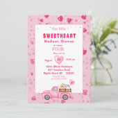 4e verjaardag van de uitnodiging van de roze vrach (Staand voorkant)