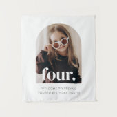 4e Verjaardag Vier Gebogen Foto Welkom Teken Wandkleed (Voorkant)