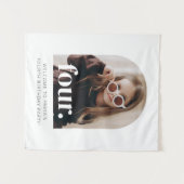 4e Verjaardag Vier Gebogen Foto Welkom Teken Wandkleed (Voorkant (horizontaal))