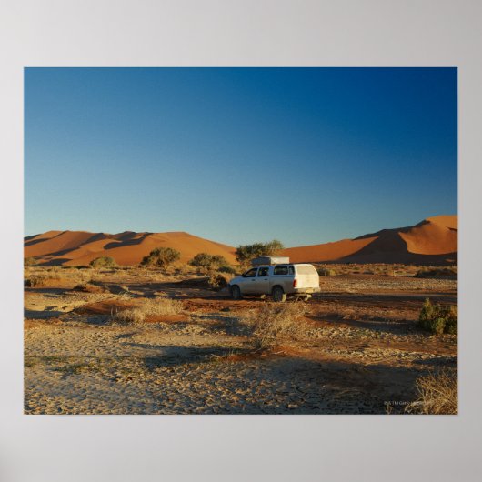 4x4 auto in woestijnlandschap in Namib bij Poster (Voorkant)