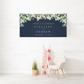 4'x8' Navy Snowberry + Eucalyptus Bruiloft Welkom Spandoek (Insitu)