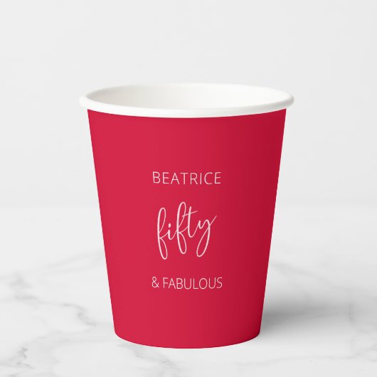 50 and Fabulous Birthday Red Modern Script Papieren Bekers (Voorkant)