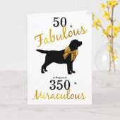 50 and Fabulous - Zwarte Labrador Verjaardag Grapp Kaart (Gele Bloem)