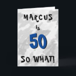 50 dus wat een grappige quote en naam Blue 50th Bi Kaart<br><div class="desc">50 dus wat grappig citaat en naam Blue 50th Birthday Kaart. Grijze abstracte achtergrond met leuke zwarte en blauwe typografie. Een geweldig grappig en inspirerend wenskaart voor man of vrouw, ter ere van de 50e verjaardag. Het komt met een grappige quote 50 so what, en is ideaal voor een persoon...</div>