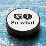 50 dus wat Funny Quote 50th Birthday Hockey Puck<br><div class="desc">50 dus wat Funny Quote 50th Birthday Hockey Puck. Een grappig en inspirerend gezegde 50 zo wat in moderne zwarte typografie. Ideaal voor een persoon met een gevoel van humor. Je kunt de leeftijd veranderen.</div>