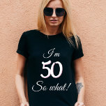 50 dus wat Funny Quote 50th Birthday T-shirt<br><div class="desc">50 dus wat Funny Quote 50th Birthday T-Shirt voor een vrouw. Het ontwerp bevat een positieve quote die ik 50 ben,  dus wat in de moderne typografie. Het t-shirt is geweldig voor een vrouw die haar vijftigste verjaardag viert en een gevoel van humor heeft.</div>