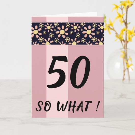 50 Dus wat grappig roze Floral Birthday Kaart (Gele Bloem)
